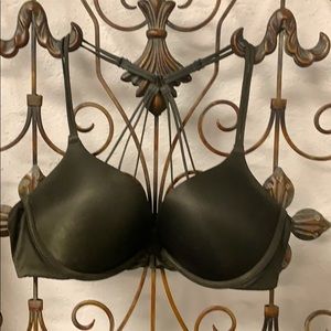 Victoria’s Secret bombshell plunge 34B